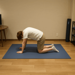 「キャットポーズで背中を丸めて姿勢改善