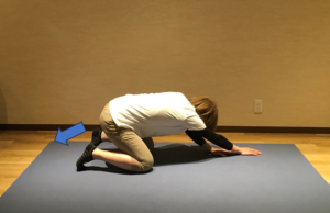 背中の緊張を緩めるストレッチ