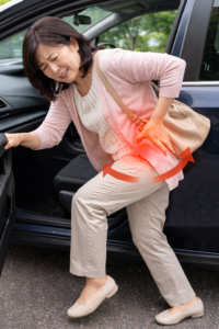 車から降りる時に股関節がいたい女性