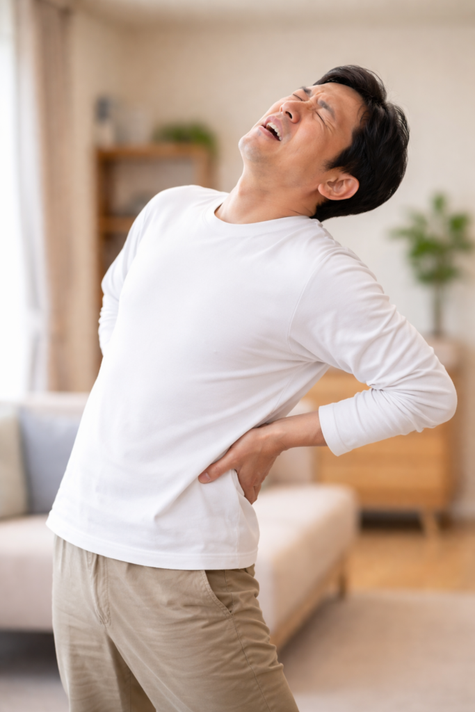 立ち上がる時に腰が痛くて伸ばせない